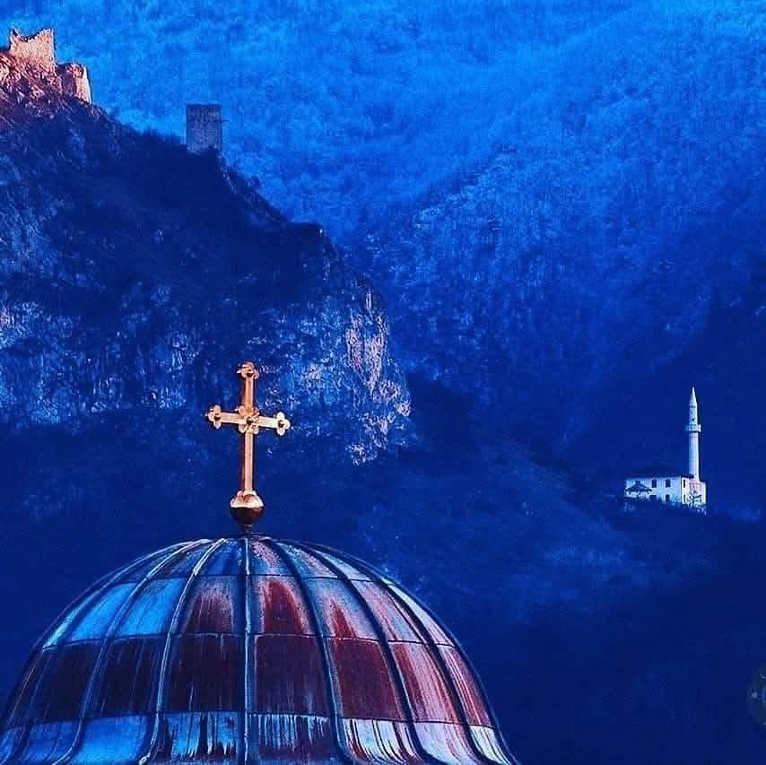 Prijepolje uveče — crkvena kupola i minaret među planinama