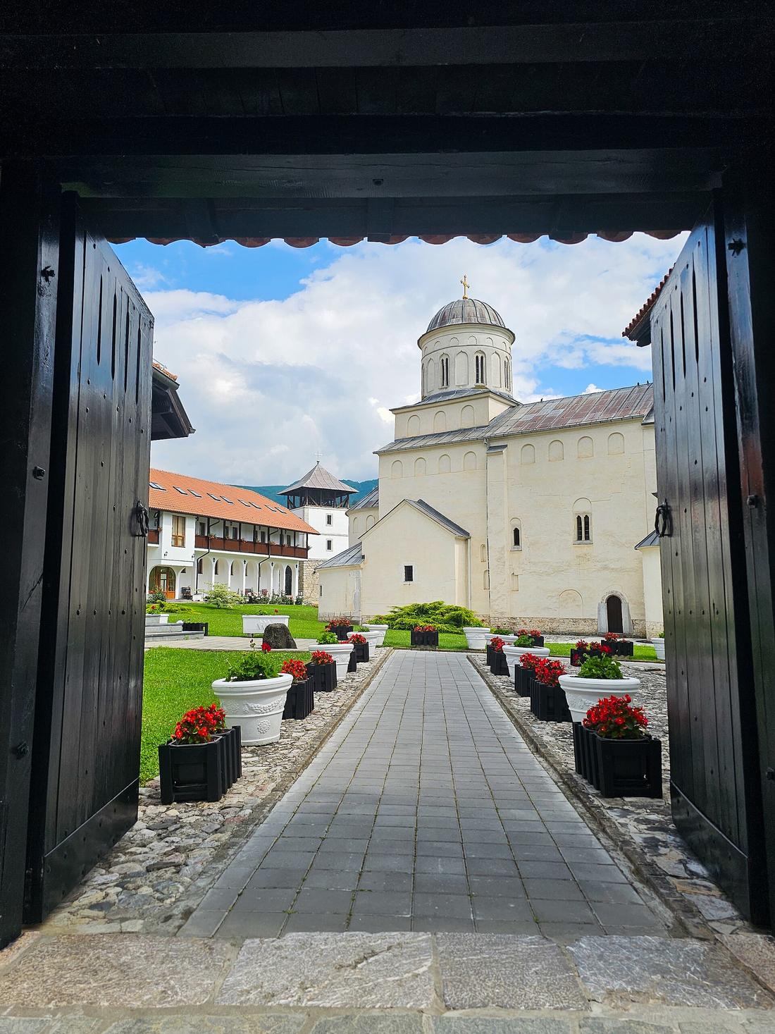 Manastir Mileševa — porta i crkva Vaznesenja Gospodnjeg