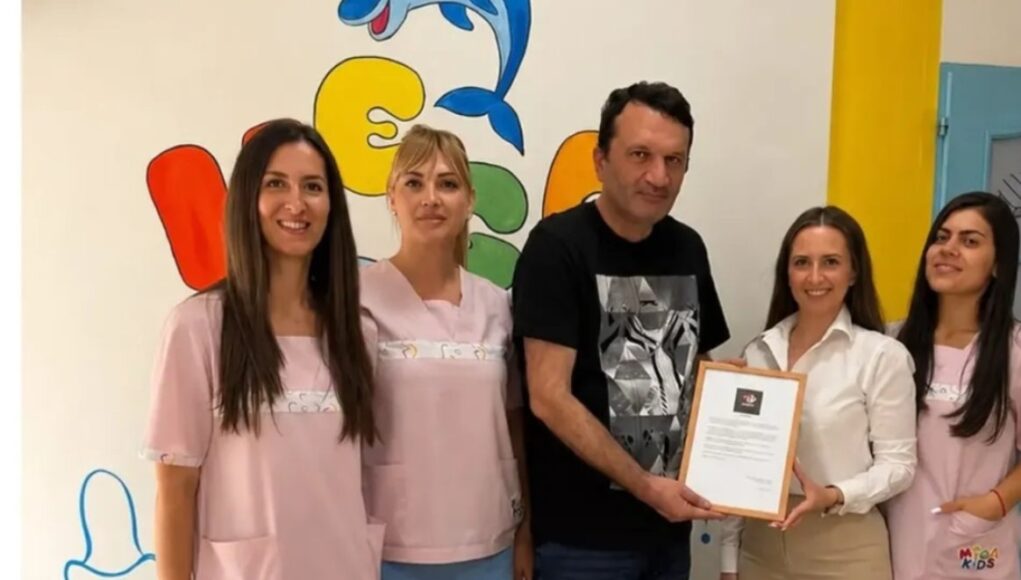Predaja humanitarne pomoći iz Beograda — kutije s poklonima kraj kombija