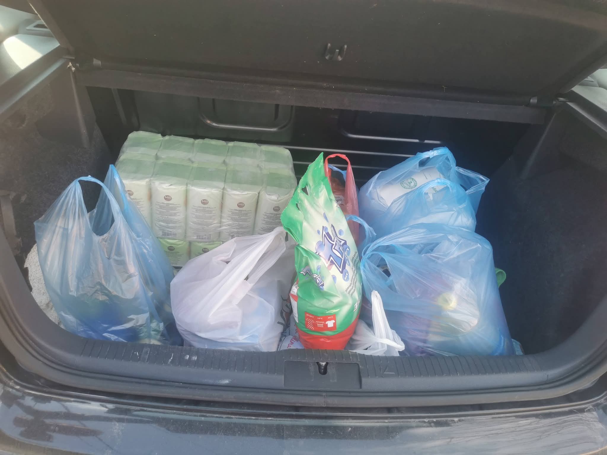 Gepek automobila pun paketa hrane i higijene